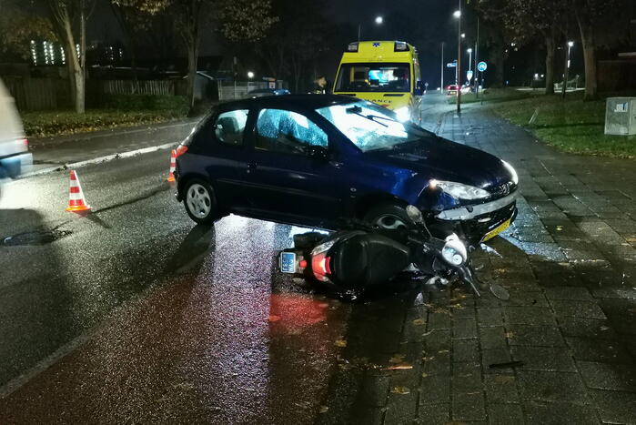 Scooterrijder en automobilist in botsing