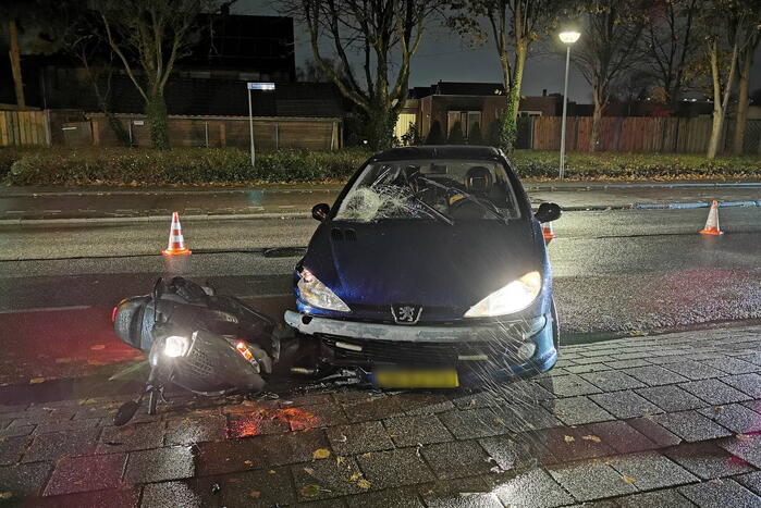 Scooterrijder en automobilist in botsing