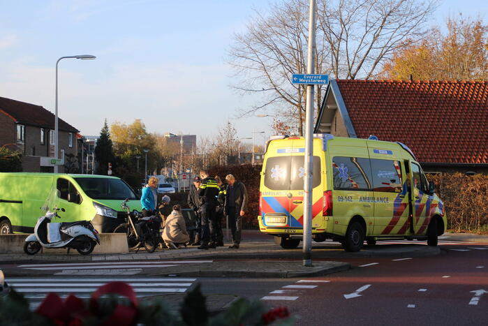 Oudere vrouw op fiets gewond door botsing met auto