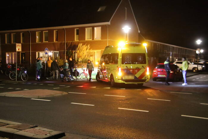 Fietser en automobilist in botsing