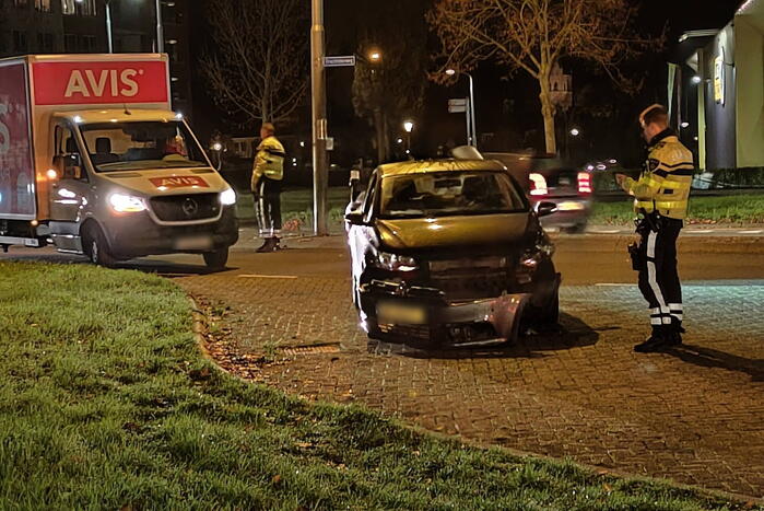 Autobestuurder botst op lantaarnpaal
