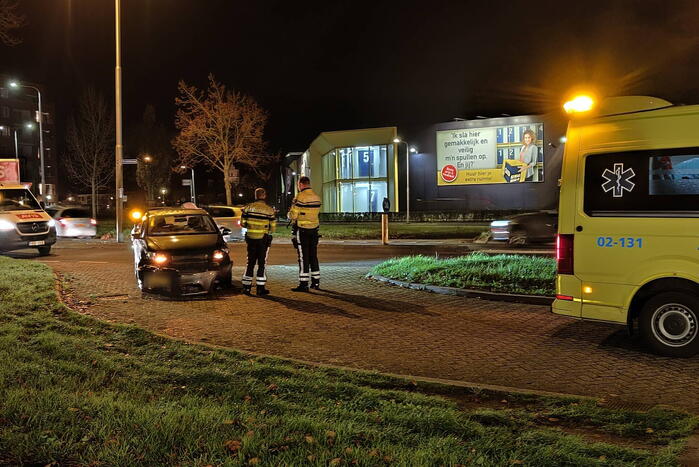 Autobestuurder botst op lantaarnpaal