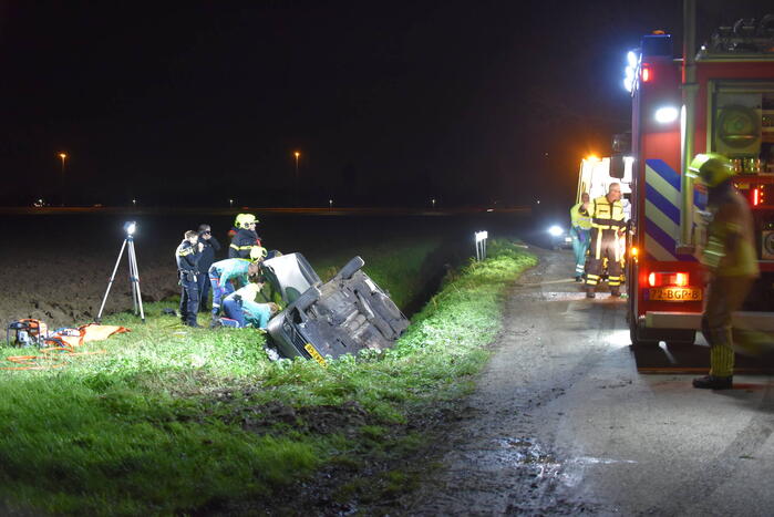 Auto vliegt uit de bocht en belandt in sloot