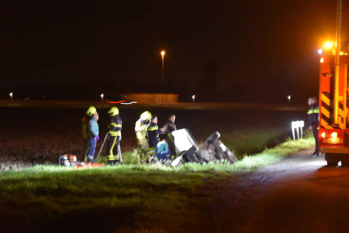 Auto vliegt uit de bocht en belandt in sloot