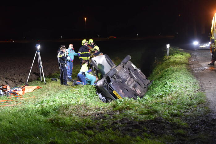 Auto vliegt uit de bocht en belandt in sloot