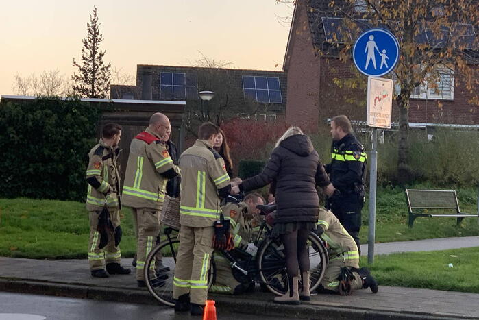 Meisje vast tussen de spaken van de fiets