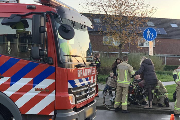 Meisje vast tussen de spaken van de fiets