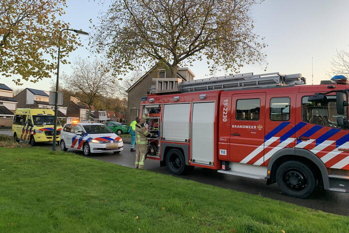 Meisje vast tussen de spaken van de fiets