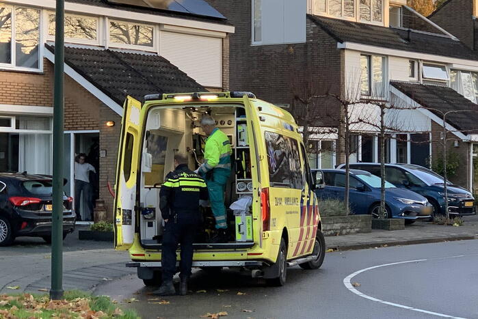 Meisje vast tussen de spaken van de fiets