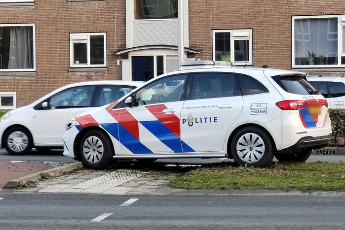 Politieauto rijdt zichzelf vast naar verkeersongeval
