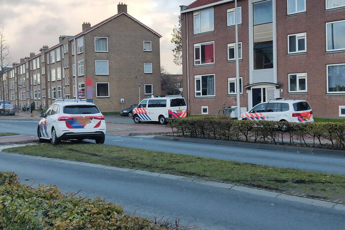 Politieauto rijdt zichzelf vast naar verkeersongeval