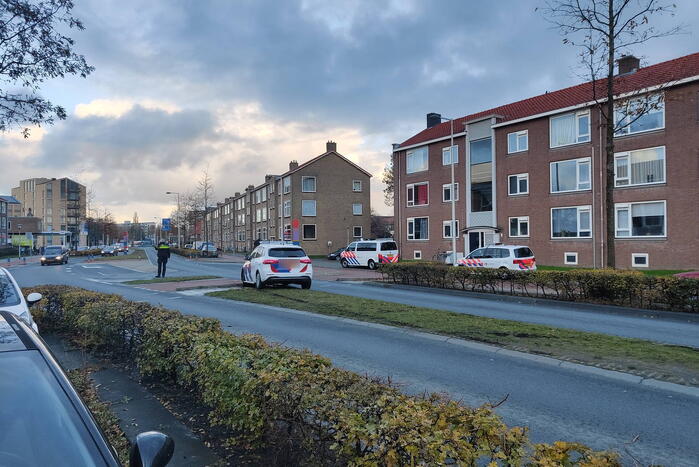 Politieauto rijdt zichzelf vast naar verkeersongeval