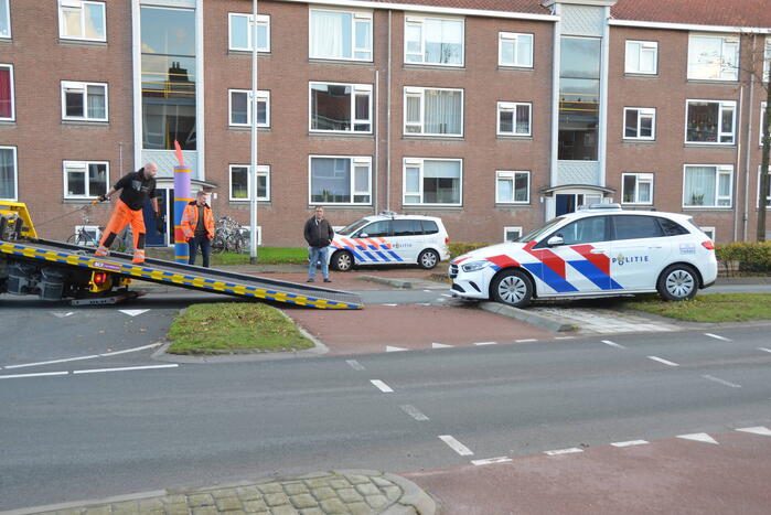 Politieauto rijdt zichzelf vast naar verkeersongeval