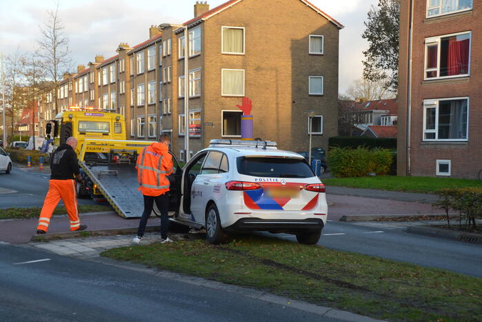 Politieauto rijdt zichzelf vast naar verkeersongeval