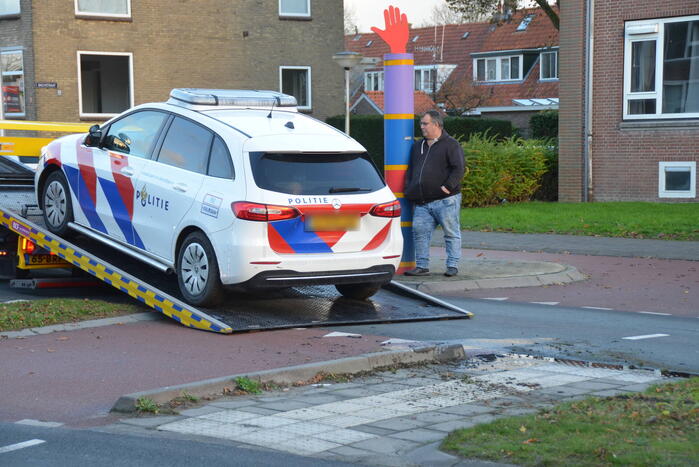 Politieauto rijdt zichzelf vast naar verkeersongeval