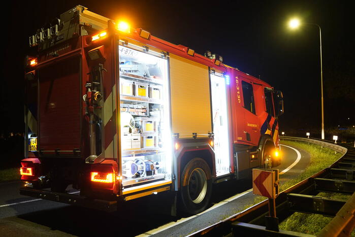 Rookwolken trekken over snelweg bij buitenbrand