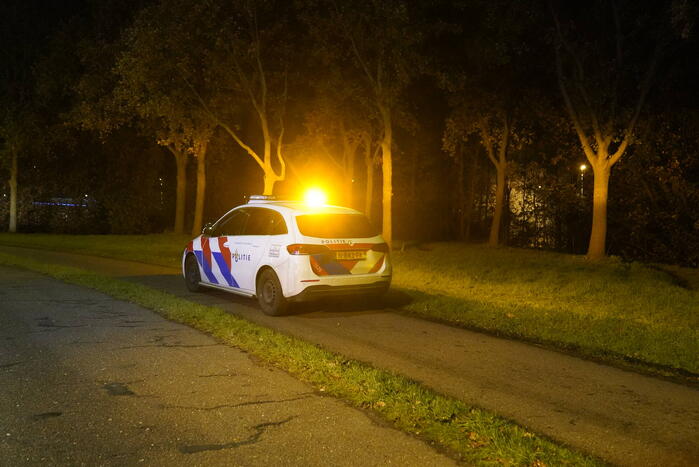 Rookwolken trekken over snelweg bij buitenbrand
