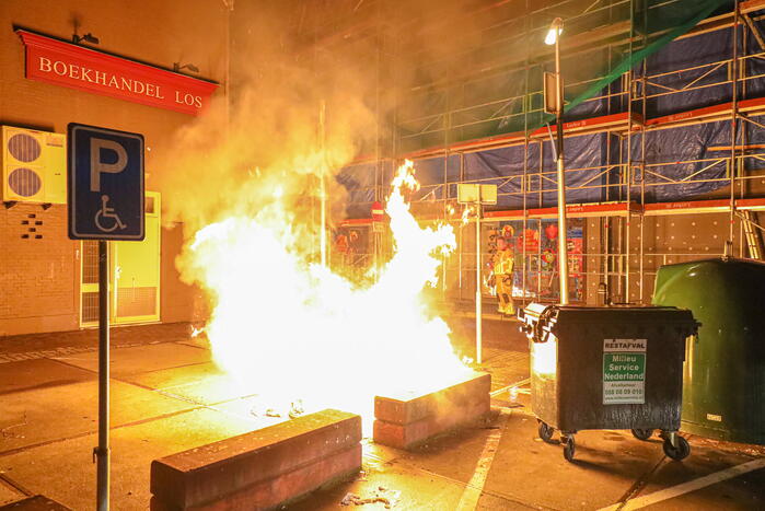 Twee containers in vlammen op