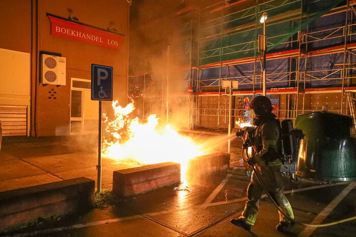 Twee containers in vlammen op