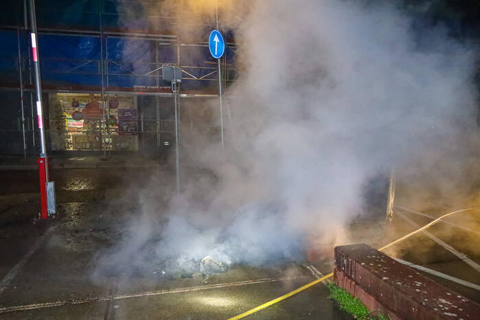 Twee containers in vlammen op