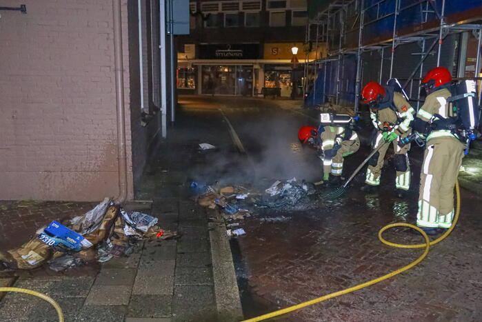 Twee containers in vlammen op