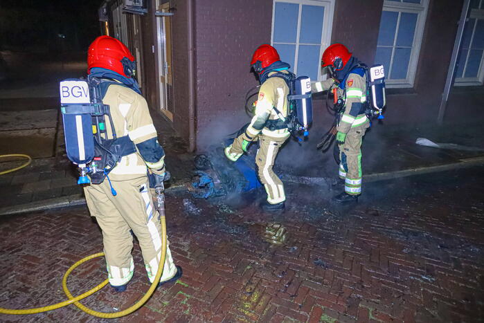 Twee containers in vlammen op