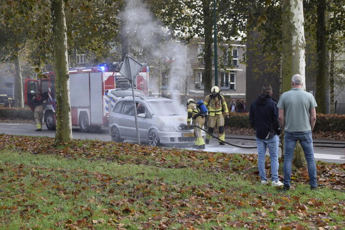 Personenauto vat vlam tijdens rijden