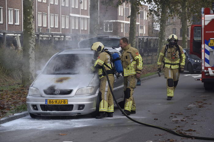 Personenauto vat vlam tijdens rijden
