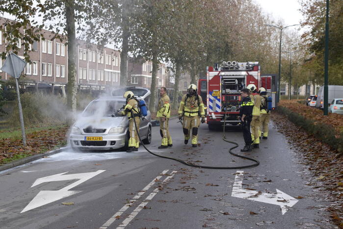 Personenauto vat vlam tijdens rijden