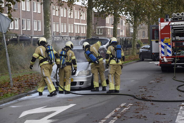 Personenauto vat vlam tijdens rijden