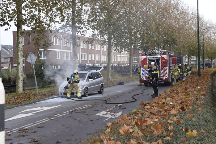 Personenauto vat vlam tijdens rijden