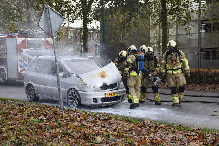 Personenauto vat vlam tijdens rijden
