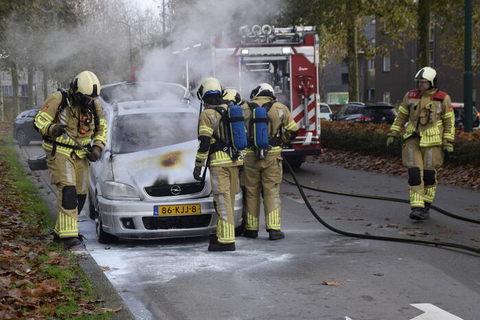 Personenauto vat vlam tijdens rijden