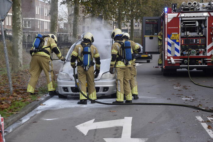 Personenauto vat vlam tijdens rijden