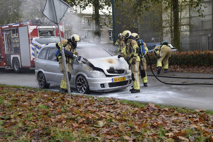 Personenauto vat vlam tijdens rijden