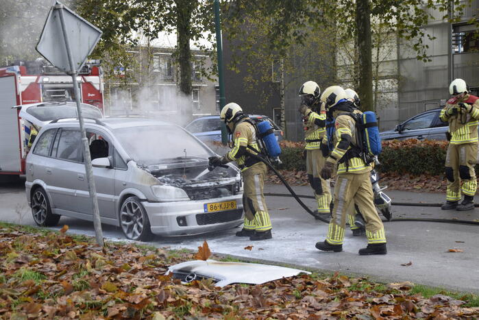 Personenauto vat vlam tijdens rijden