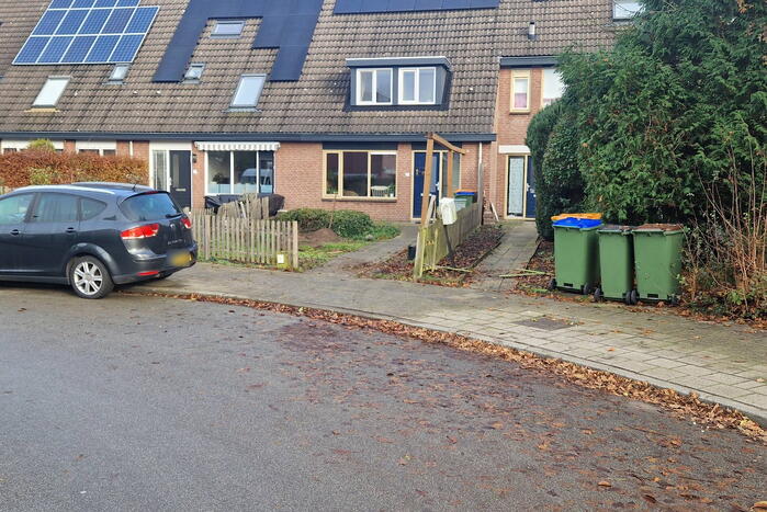 Automobilist schrikt en rijdt tuin in