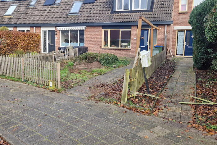 Automobilist schrikt en rijdt tuin in