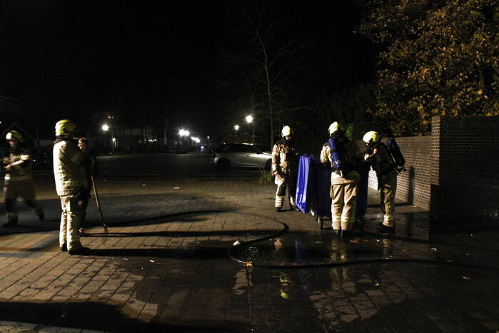 Brandweer blust brandende container