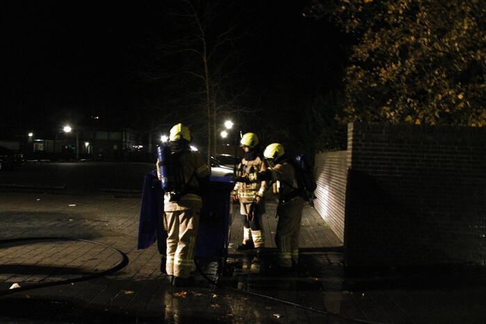 Brandweer blust brandende container