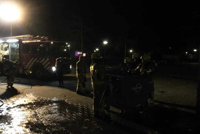 Brandweer blust brandende container