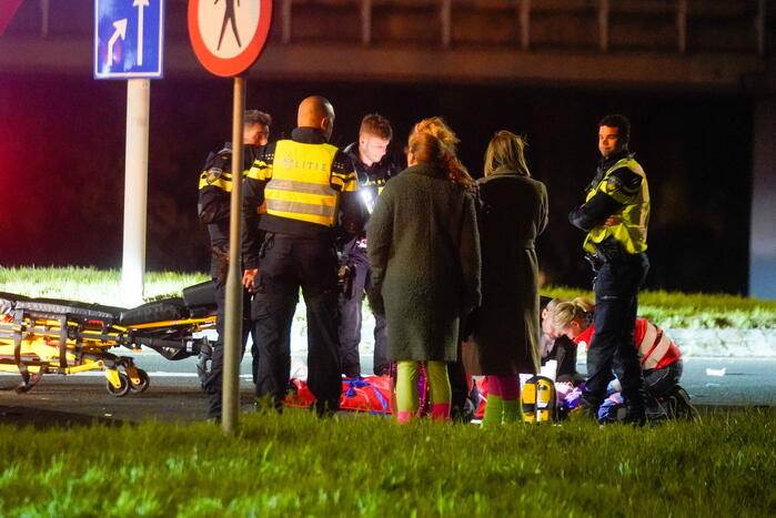Politiebus schept twee vrouwen op scooter