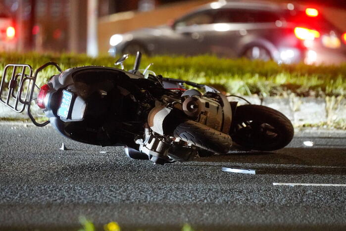 Politiebus schept twee vrouwen op scooter