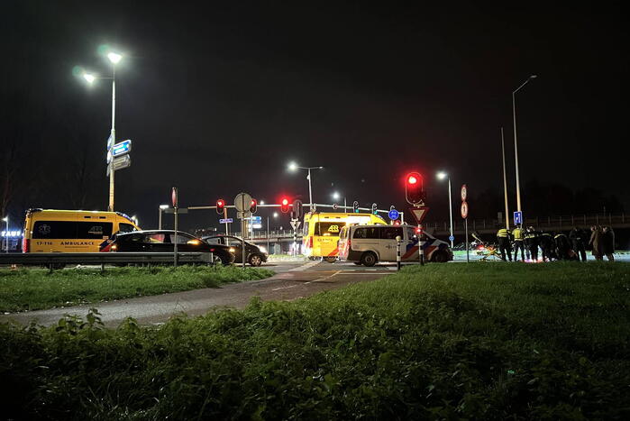 Politiebus schept twee vrouwen op scooter