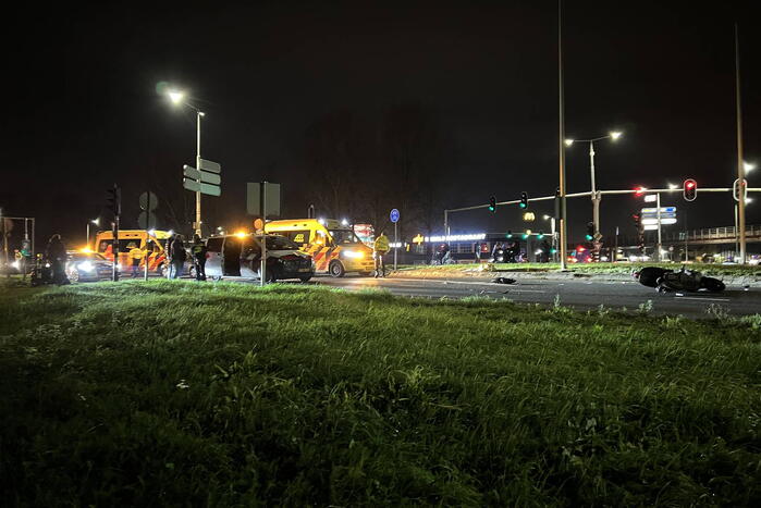Politiebus schept twee vrouwen op scooter