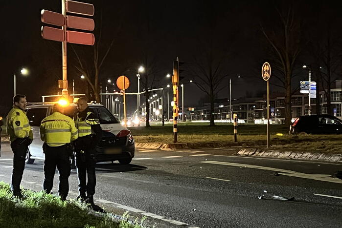 Politiebus schept twee vrouwen op scooter