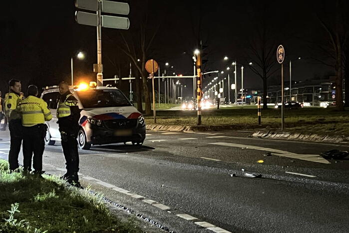 Politiebus schept twee vrouwen op scooter