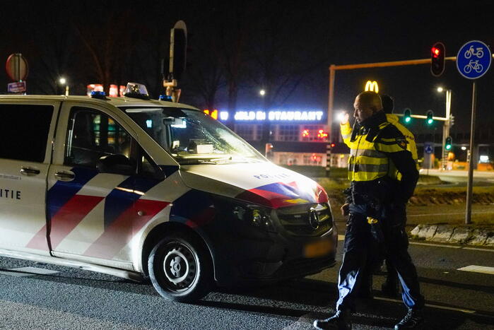 Politiebus schept twee vrouwen op scooter