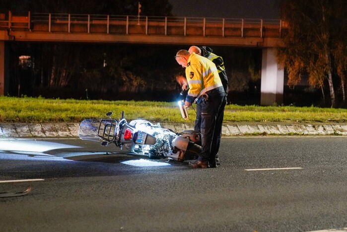 Politiebus schept twee vrouwen op scooter