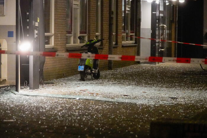 Flinke schade na explosie in portiek